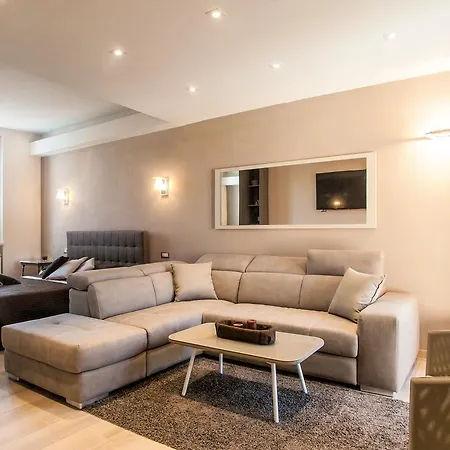 Spanish Steps Design Penthouse With Terrace شقة