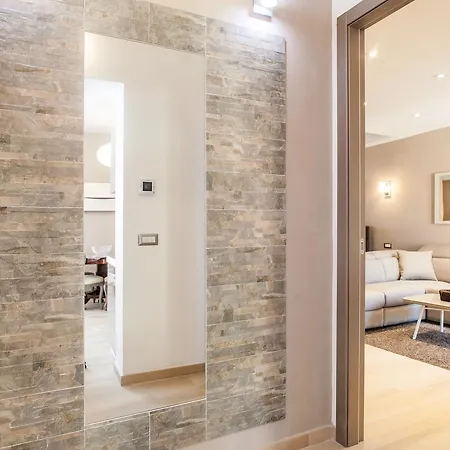 Spanish Steps Design Penthouse With Terrace شقة